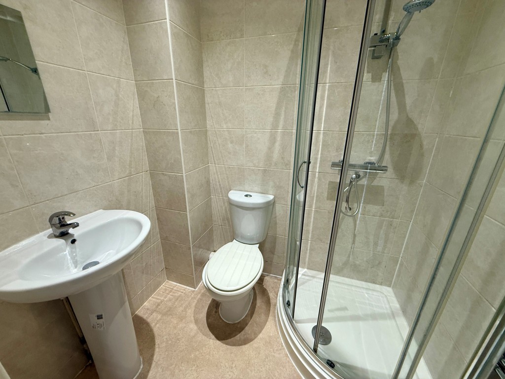 Lot: 163 - FREEHOLD INVESTMENT COMPRISING FIVE FLATS - Flat A Shower room with W.C.